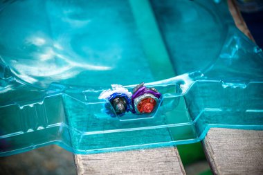 Beyblade - eğlence oyun çocuk çocuk. Modern üst, bir tetikleyici tarafından tetiklenir. Birkaç oyuncu aynı anda savaş alanında atın, bıçak çarpışır. Kazanmak, iplik üst bölüm değil artık bu bükülmüş