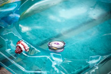 Beyblade - eğlence oyun çocuk çocuk. Modern üst, bir tetikleyici tarafından tetiklenir. Birkaç oyuncu aynı anda savaş alanında atın, bıçak çarpışır. Kazanmak, iplik üst bölüm değil artık bu bükülmüş