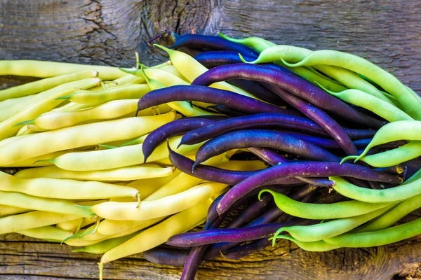 Sbírku Fazole Bush Zelené Žluté Fialové Otevřela Zelený Hrášek Dřevěné — Stock fotografie