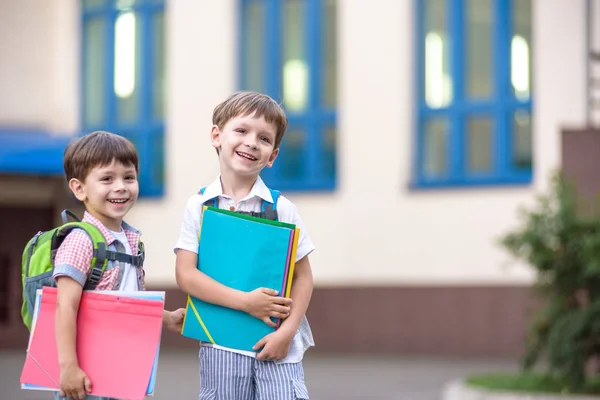 귀여운 학교에 가자고 이들은 분위기가 따뜻한 아침입니다 Schoolbags에서 빨간색 하나에의 — 스톡 사진