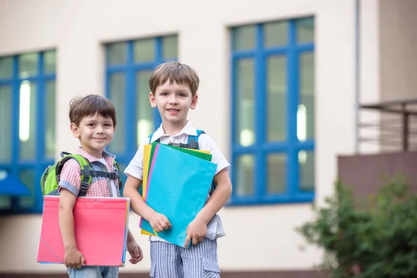 귀여운 학교에 가자고 이들은 분위기가 따뜻한 아침입니다 Schoolbags에서 빨간색 하나에의 — 스톡 사진