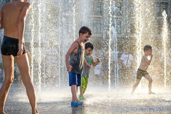 Kijev Ukrajna 2017 Augusztus Boldog Gyerekek Szórakozást Város Szökőkút Forró — Stock Fotó
