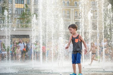 Kiev, Ukrayna 13 Ağustos 2017: Happy kids sıcak yaz gününde şehir su fıskiyede oynamak eğlenceli. Ebeveynler çocuklarıyla birlikte. Etkin aile boş, ekoloji kavramı.