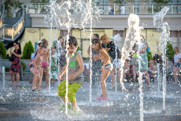 Kyiv Ucrania Agosto 2017 Los Niños Felices Divierten Jugando Fuente —  Fotos de Stock