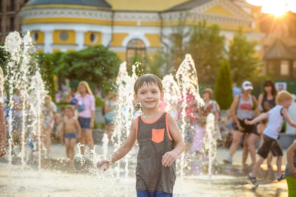 Kyiv Ucrania Agosto 2017 Los Niños Felices Divierten Jugando Fuente —  Fotos de Stock
