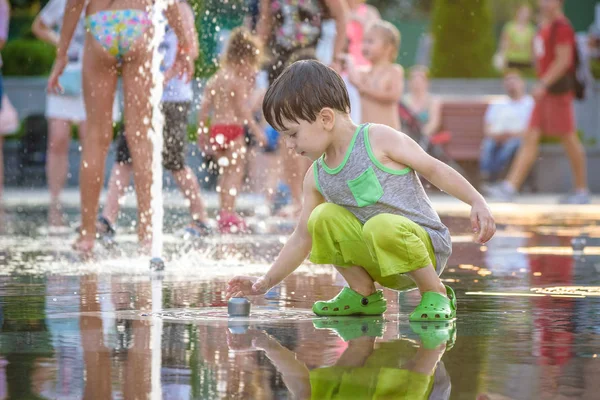 Kyiv Ukraine Agosto 2017 Crianças Felizes Divertem Brincando Fonte Água — Fotografia de Stock