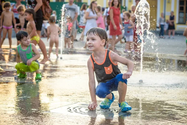 Kyiv Ucrania Agosto 2017 Los Niños Felices Divierten Jugando Fuente — Foto de Stock