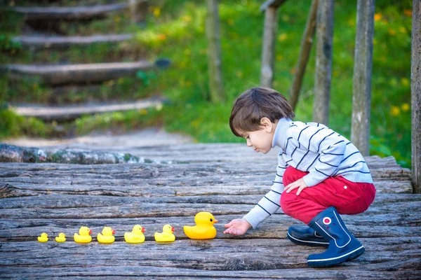 Adorable Niño Niño Niño Jugando Parque Con Patos Goma Antiguo — Foto de Stock