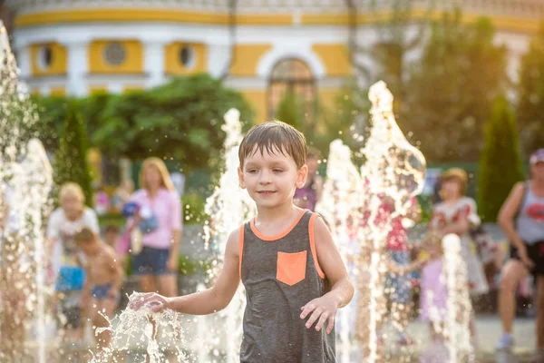 Chico Excitado Divirtiéndose Entre Chorros Agua Fuente Verano Ciudad Cara — Foto de Stock