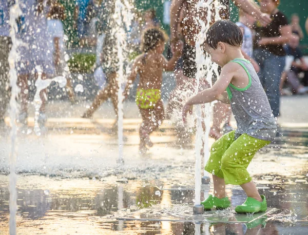 Chico Excitado Divirtiéndose Entre Chorros Agua Fuente Verano Ciudad Cara —  Fotos de Stock