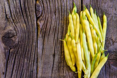 ahşap rustik masa arka plan üzerinde sarı fasulye.