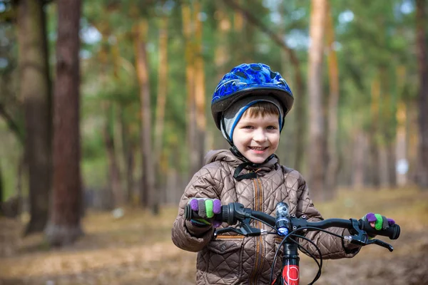 Счастливый Мальчик Лет Веселящийся Осеннем Лесу Велосипедом Прекрасный Осенний День — стоковое фото