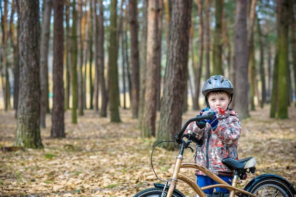 Мальчик Велосипедом Чистой Водой Плазменной Бутылки — стоковое фото