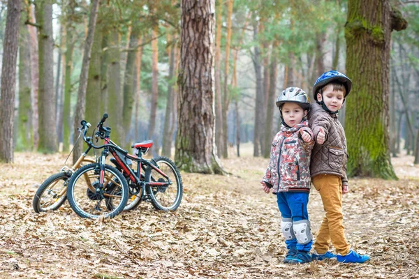 Dzieci Rowerze Szczęśliwy Przyjemne Chwile Czasu Wypoczynek Rowerach Lesie — Zdjęcie stockowe