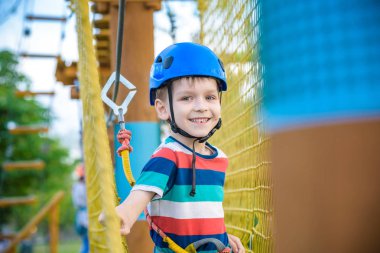 genç çocuk oynamaya ve sahip eğlenceli aktiviteler açık havada yaptığını. mutluluk ve mutlu çocukluk kavramı.
