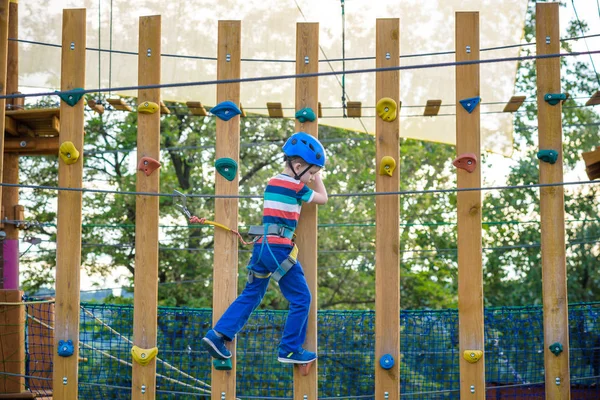 Chłopiec Zabawy Parku Rozrywki Toddler Wspinaczki Strukturze Zabaw Liny Toddler — Zdjęcie stockowe