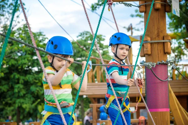 Genç çocuk oynamaya ve sahip eğlenceli aktiviteler açık havada yaptığını. Mutluluk ve mutlu çocukluk kavramı. İp salıncakta çocuk.
