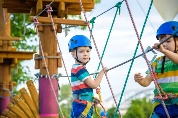 Genç Çocuk Oynamaya Sahip Eğlenceli Aktiviteler Açık Havada Yaptığını Mutluluk — Stok fotoğraf
