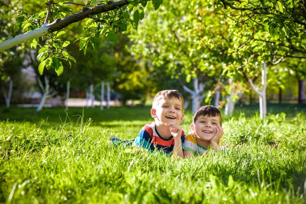 Niños Felices Divirtiéndose Aire Libre Niños Jugando Parque Verano Niño — Foto de Stock