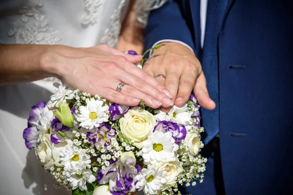 Hände Des Brautpaares Mit Ringen Einem Wunderschönen Brautstrauß — Stockfoto