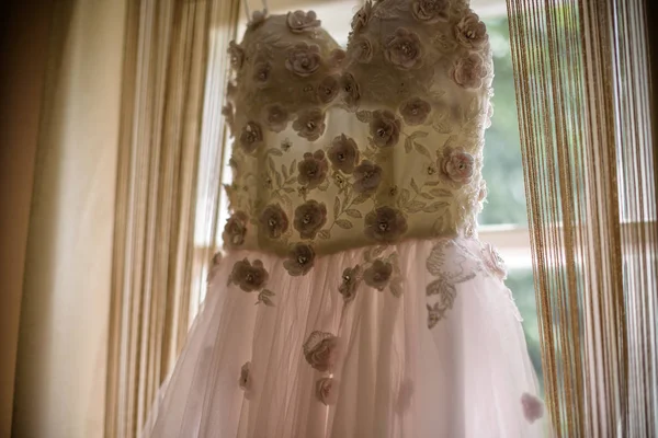 Elegáns Rózsaszín Rózsa Esküvői Ruha Lógott Ablak Vonattal Esküvői Reggel — Stock Fotó