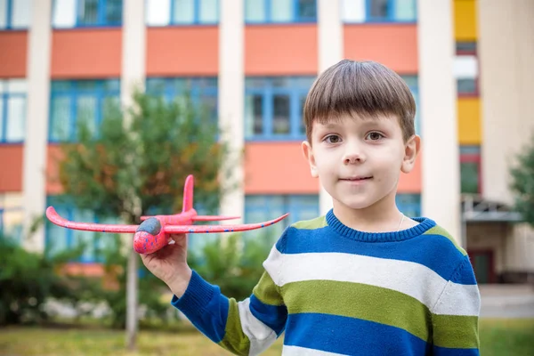 Mutlu Bir Çocukluk Oyuncak Uçak Hoş Binanın Arka Plan Ile — Stok fotoğraf