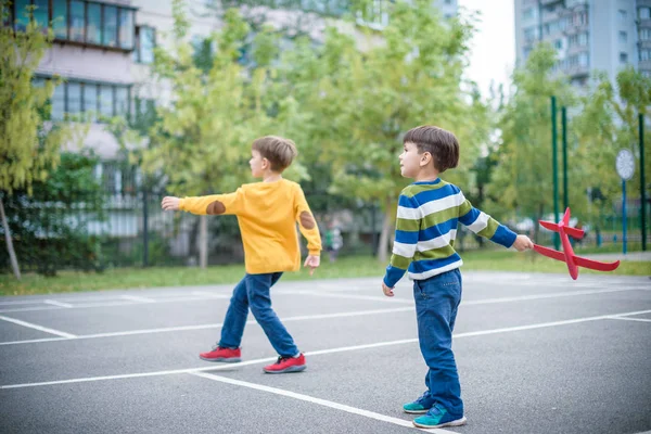 Glücklich Zwei Bruder Kinder Spielen Mit Spielzeugflugzeug Vor Blauem Sommerhimmel — Stockfoto