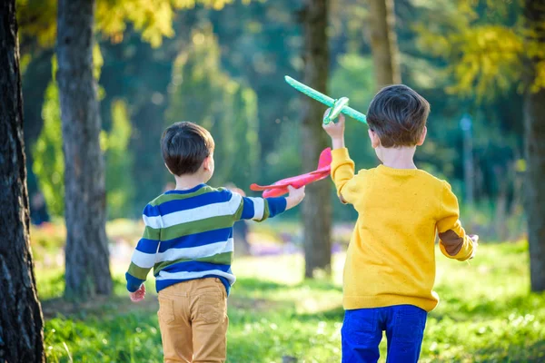 Feliz Dos Hermanos Niños Jugando Con Avión Juguete Contra Fondo — Foto de Stock