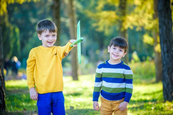 Feliz Dos Hermanos Niños Jugando Con Avión Juguete Contra Fondo — Foto de Stock