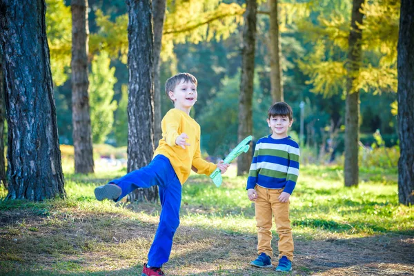 Feliz Dos Hermanos Niños Jugando Con Avión Juguete Contra Fondo — Foto de Stock