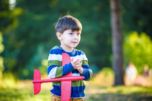 Niño Feliz Jugando Con Avión Juguete Contra Fondo Azul Del — Foto de Stock