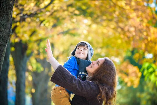 Niedlich Glücklich Junge Lächelt Und Umarmt Mit Seiner Mutter Zwischen — Stockfoto