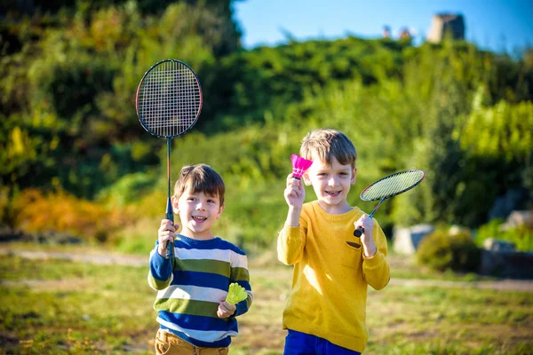 Dos Niños Preescolares Activos Jugando Bádminton Corte Aire Libre Verano — Foto de Stock