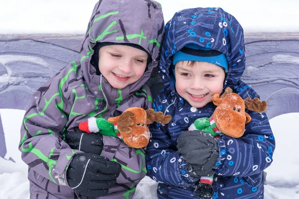Due Adorabili Bambini Prescolastici Fratelli Ragazzi Inverno Indossano Sedersi Tra — Foto Stock