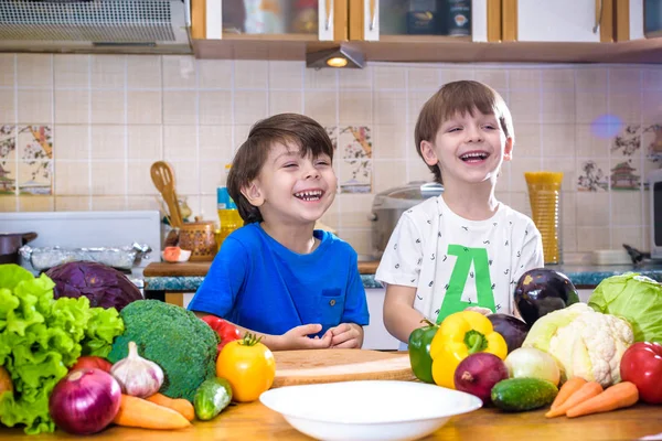 Здорове Харчування Щасливі Діти Готують Їдять Овочевий Салат Кухні Концепція — стокове фото