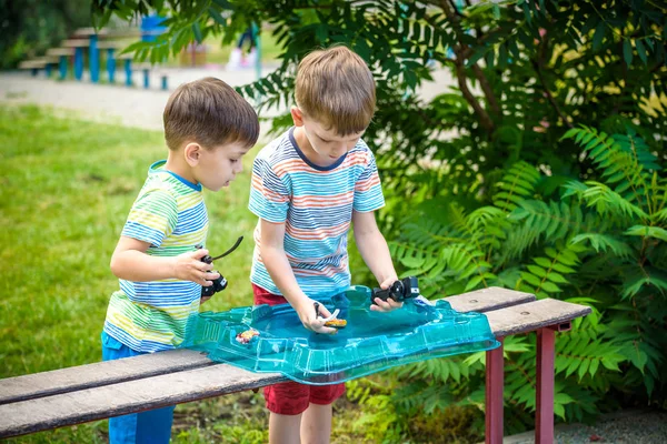 Two Boys Jugando Con Moderna Spin Top Aire Libre Juego — Foto de Stock