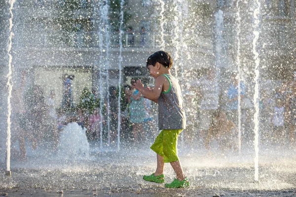 Chico Excitado Divirtiéndose Entre Chorros Agua Fuente Verano Ciudad Cara —  Fotos de Stock