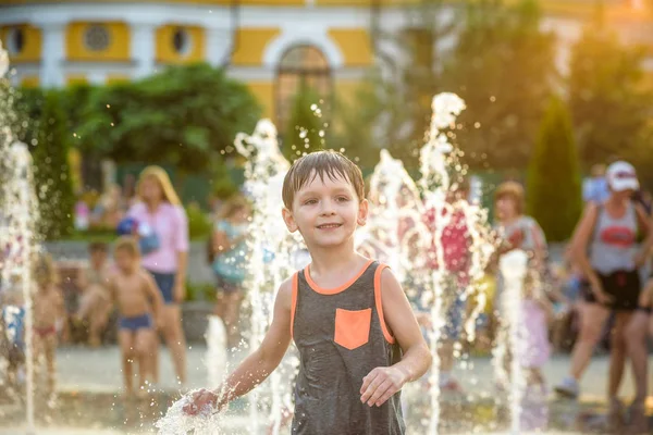 Chico Excitado Divirtiéndose Entre Chorros Agua Fuente Verano Ciudad Cara —  Fotos de Stock