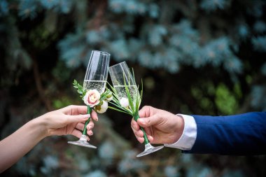 Gelin ve damat düğün masada. bir bardak şampanya holding.