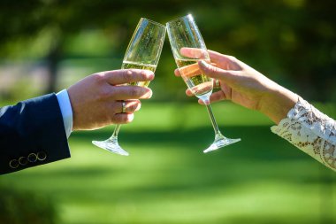 Gelin ve damat ellerinde şampanya kadehleriyle.