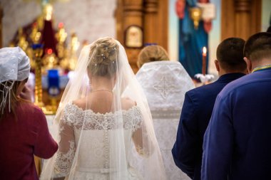 Gelin ve damat kilisedeki tören sırasında taç giyerler..