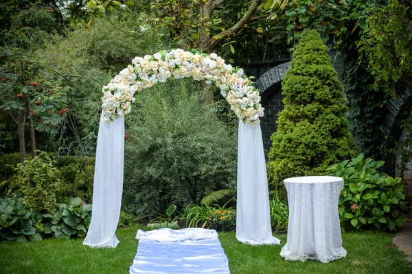 Hermosa Ceremonia Boda Aire Libre Las Sillas Decoradas Están Césped —  Fotos de Stock