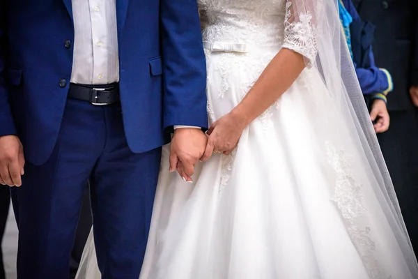 Arkadan Görünüşü Beyaz Elbiseli Gelin Damat Takım Birbirlerinin Açık Havada — Stok fotoğraf