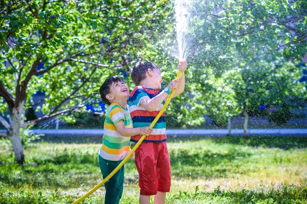 Братья Весело Брызгают Друг Друга Водой Деревне Мальчики Веселятся Поливом — стоковое фото