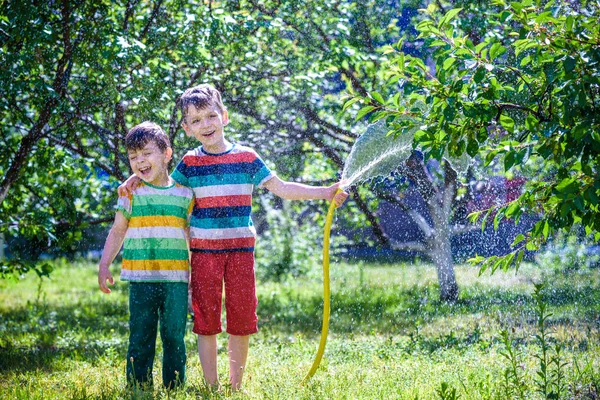 Criança Brincando Com Aspersor Jardim Miúdo Pré Escolar Corre Salta — Fotografia de Stock