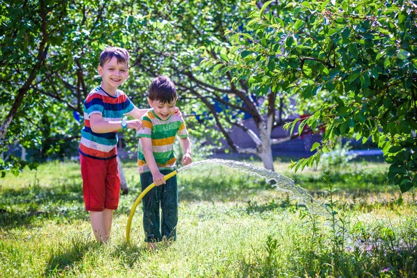 Lindo Niño Regando Plantas Con Manguera Riego Jardín Adorable Niño —  Fotos de Stock