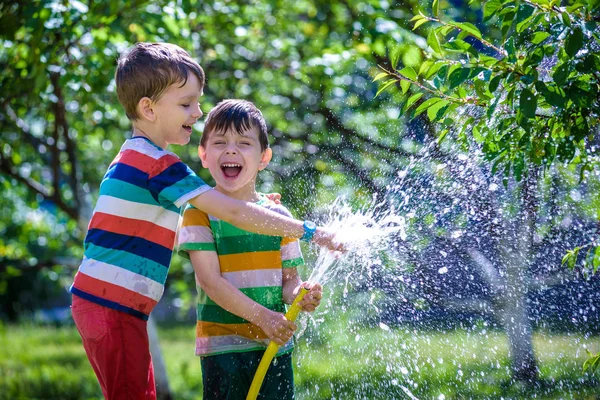 Lindo Niño Regando Plantas Con Manguera Riego Jardín Adorable Niño — Foto de Stock