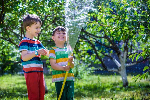 Niño Feliz Vierte Agua Una Manguera Los Niños Divierten Con — Foto de Stock