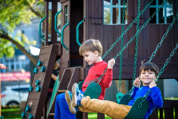 Niño Sonriente Hermano Amigo Columpio Niños Jugando Aire Libre Verano —  Fotos de Stock