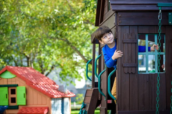 Niño Escalando Escalera Tobogán Patio Recreo Niño Tiene Años Caucásica —  Fotos de Stock